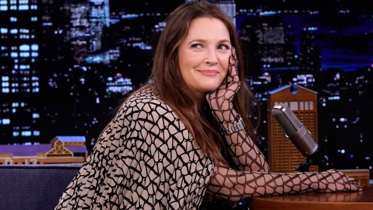 Drew Barrymore como convidada do 'The Tonight Show Starring Jimmy Fallon' em abril de 2023
