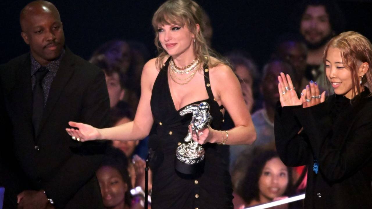 Taylor Swift recebe o prêmio de 'Vídeo do Ano' ao lado do editor Chancler Haynes e a diretora de fotografia Rina Yang