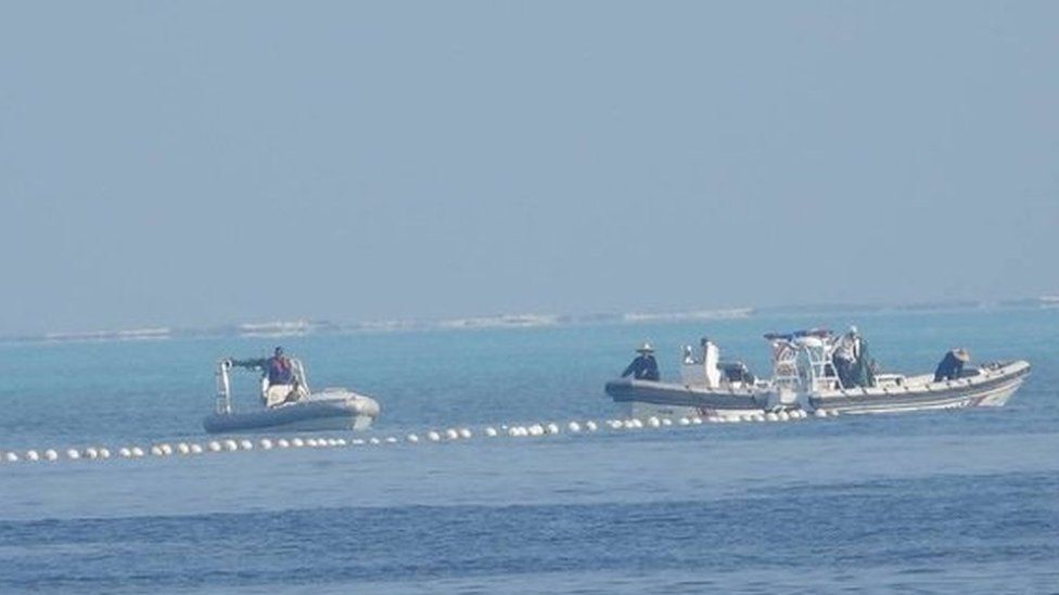 As Filipinas divulgaram imagens de uma barreira flutuante bloqueando o acesso de navios pesqueiros em Scarborough Shoal, uma ilha no Mar da China Meridional, com navios da guarda costeira chinesa nas proximidades. 24/09/2023 -