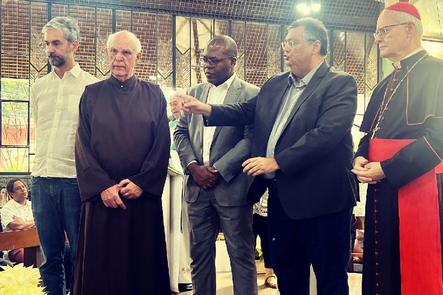 Ministros entregam medalha da ordem do mérito ao padre Julio Lancellotti