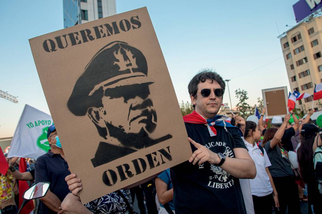 Demonstration of support for Chilean police officers SOMBRA - Cartaz com foto de Pinochet em manifestação pró-polícia: o general ainda se faz presente