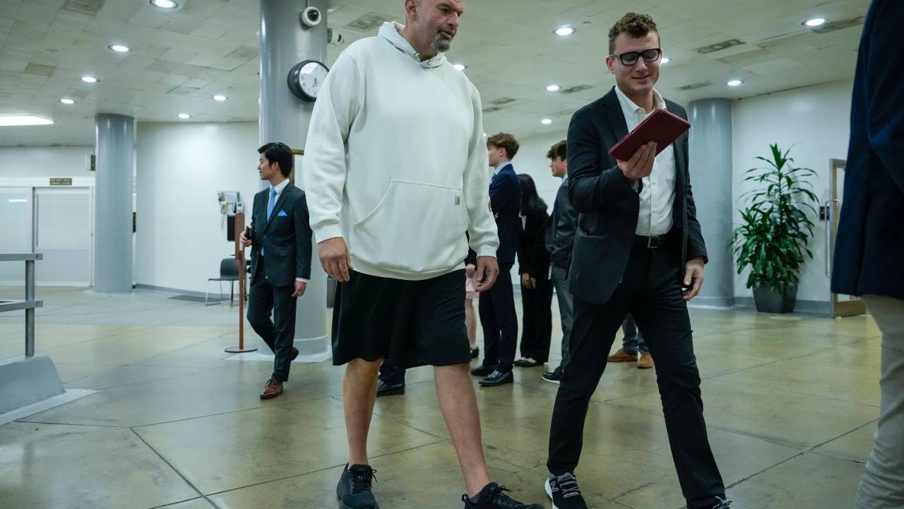 O senador John Fetterman, vestindo um casaco de moletom e shorts, no Capitólio, sede do Legislativo dos EUA. 12/06/2023
