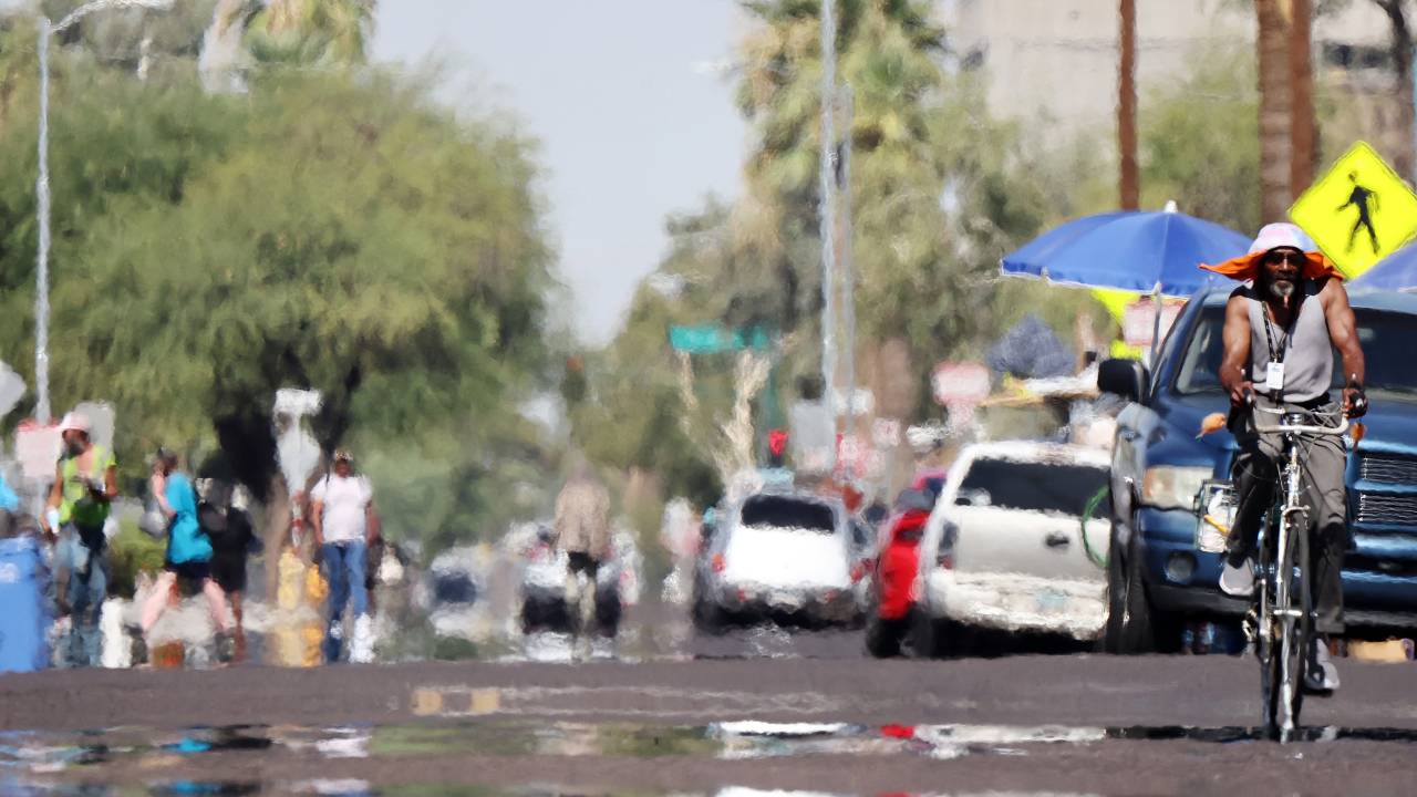 Calor de 45 graus celsius castiga Phoenix, no Arizona, em julho