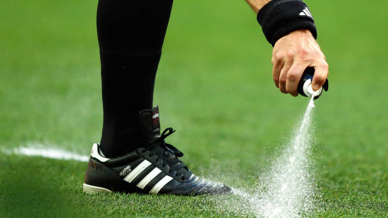 BARREIRA - A invenção mudou o comportamento dos jogadores: adeus ao passinho para a frente
