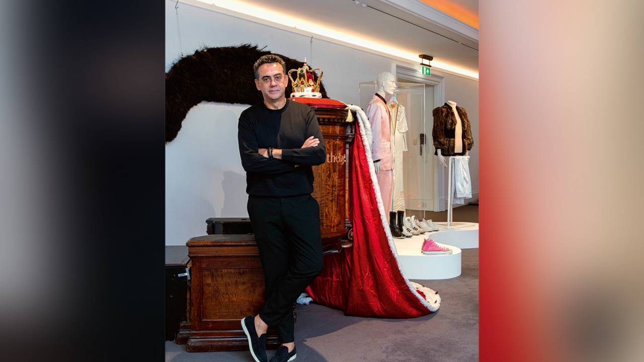 BAÚ DO ROCK - Reisman posa ao lado da capa, da coroa e do terno rosa de Freddie Mercury: compra milionária