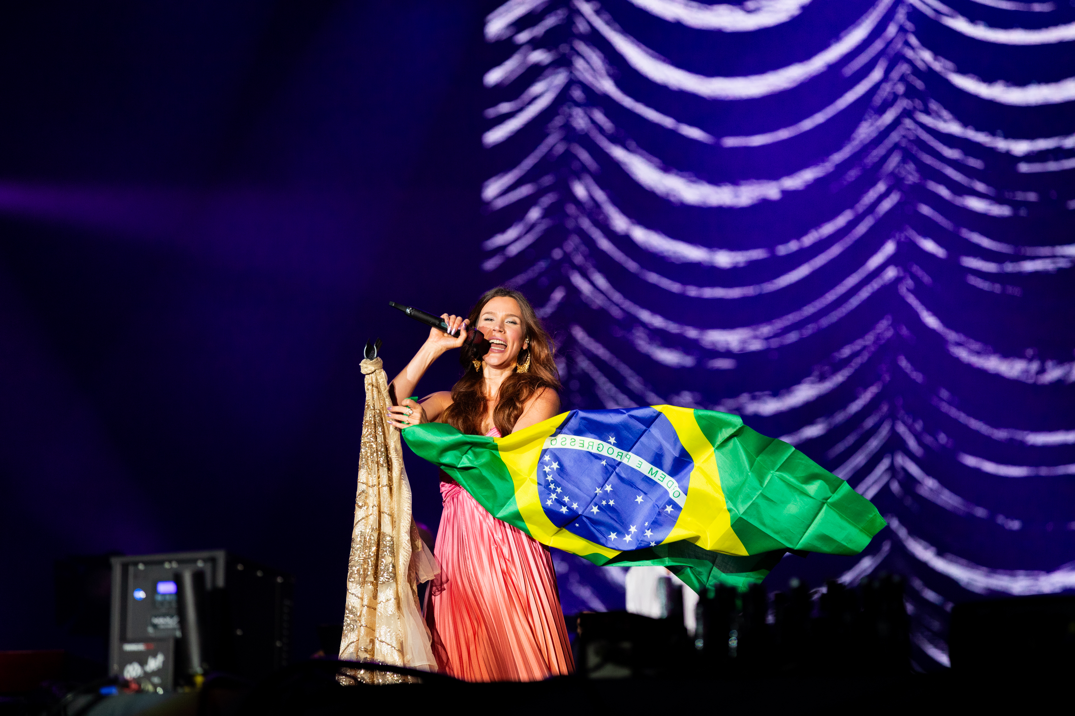 Joss Stone faz show só de hits no The Town após quase não chegar a tempo