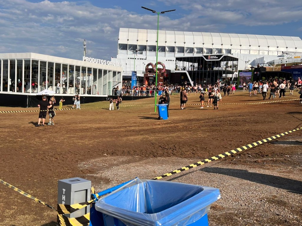 Área no gramado do The Town é cercada após ficar enlameada após tempestade