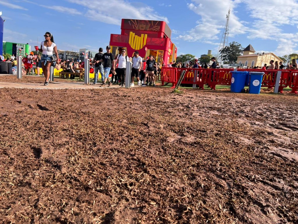 Após tempestade na véspera, autódromo de Interlagos é tmado por lama durante o segundo dia do The Town