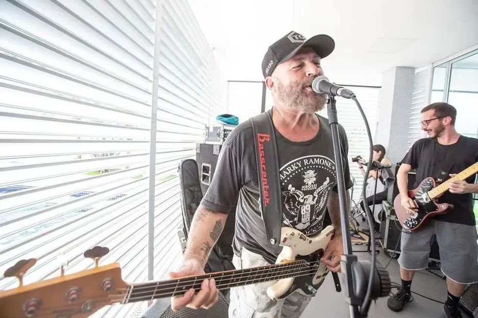 O baixista Mingau, da banda Ultraje a Rigor