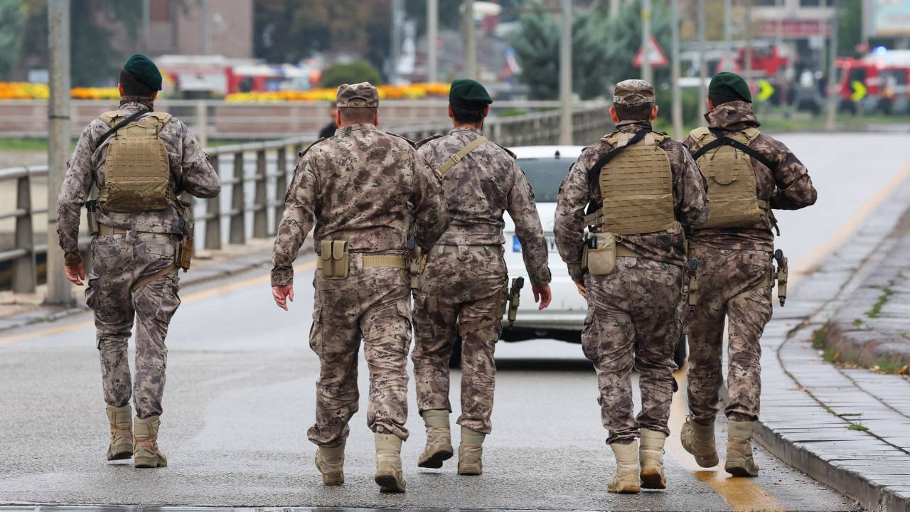 TOPSHOT - Members of Turkish Police Special Forces secure the area near the Interior Ministry following a bomb attack in Ankara, on October 1, 2023, leaving two police officers injured. The interior ministry said on October 1, 2023, that two attackers arrived in a commercial vehicle around 9:30 am (0630 GMT) "in front of the entrance gate of the General Directorate of Security of our Ministry of the Interior, and carried out a bomb attack." (Photo by Adem ALTAN / AFP)