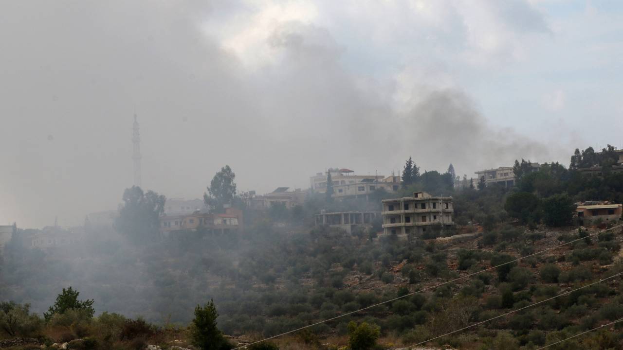 A general view shows smoke rising on a hill shelled by Israeli forces on the outskirts of the southern Lebanese border village of Dhaira on October 11, 2023. Lebanon's Iran-backed Hezbollah and Israel exchanged fire on October 11, in missile strikes the group said were retaliation for the killing of three members, on the fourth day of cross-border tensions. (Photo by Mahmoud ZAYYAT / AFP)
