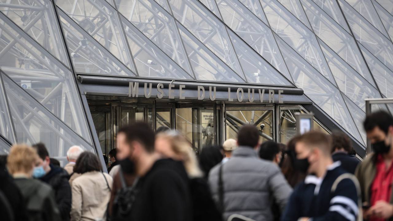 FILES) People queue outside the Louvre Museum, in Paris on May 19, 2021, as museums reopen in France today as part of an easing of the nationwide lockdown due to the Covid-19 pandemic with Cafes and restaurants terraces reopening at 50-percent capacity for groups of up to six while the curfew will be pushed back from 7 to 9:00 pm. The Louvre museum in Paris closed "for security reasons" on October 14, 2023 while France is on high alert following an attack in the northeastern town of Arras."The Louvre received a written message stating that there was a risk to the museum and its visitors", a spokeswoman told AFP after announcing the closure on social media. "We have decided to evacuate and close it for the day, while we carry out the necessary checks". (Photo by Alain JOCARD / AFP)