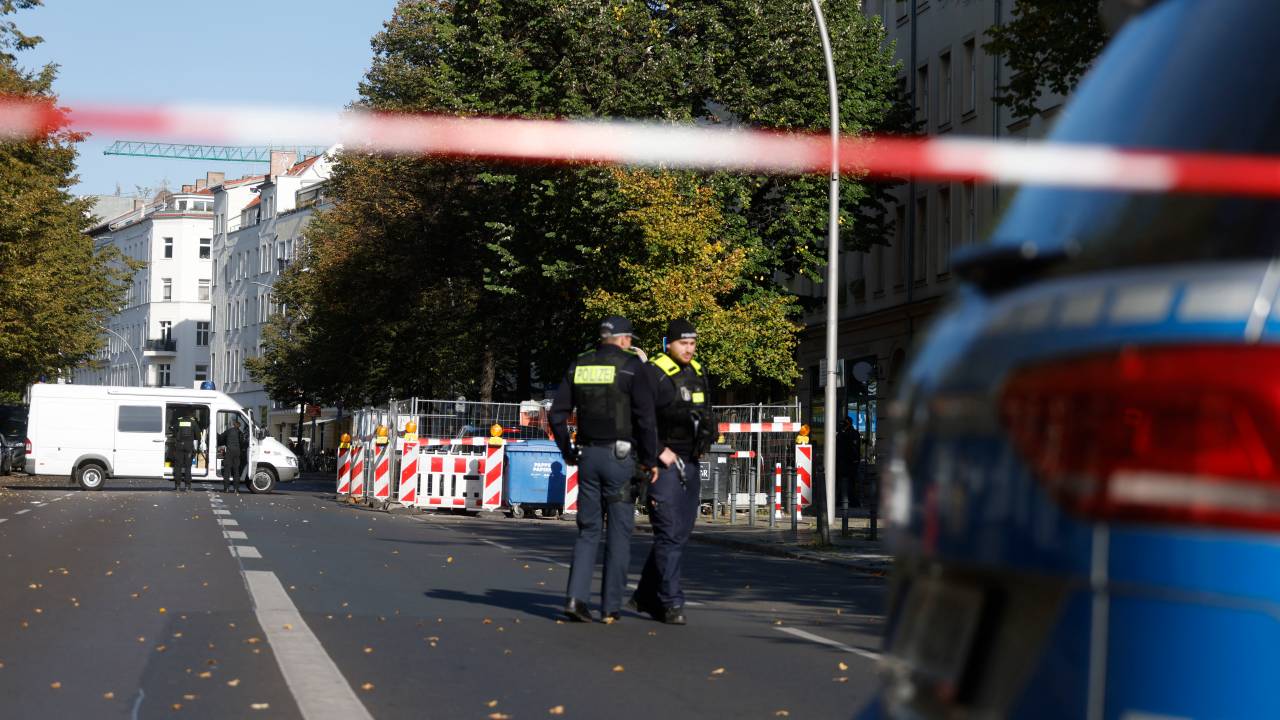 Policemen stand guard in front of a building housing the synagogue of the Kahal Adass Jisroel Jewish community in Berlin, Germany, on October 18, 2023. Police in the German capital said they had opened a probe on charges of aggravated arson after assailants hurled two Molotov cocktails at the building in the Mitte district at about 3:45 am (0145 GMT). There were no reports of injuries or damage. (Photo by Odd ANDERSEN / AFP)