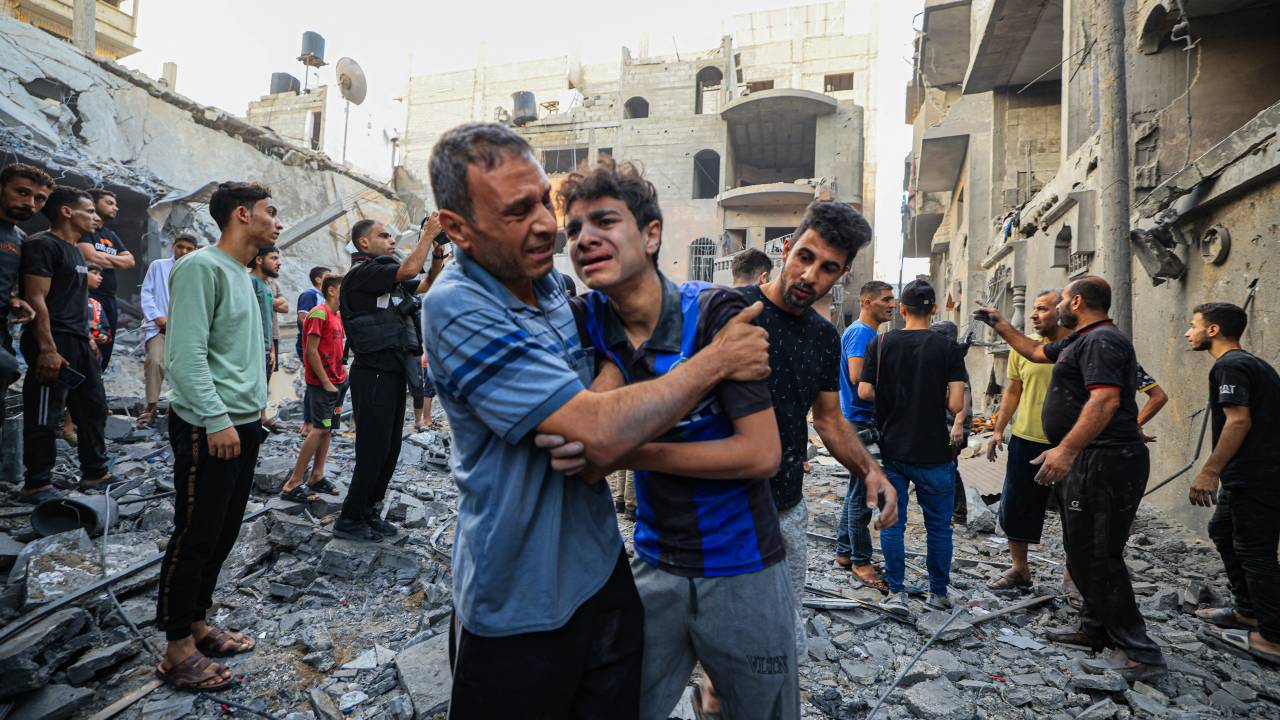 EDITORS NOTE: Graphic content / People react as Palestinian civil defence members and others search for survivors after an Israeli bombardment in Khan Yunis on the southern Gaza Strip on October 19, 2023. Thousands of people, both Israeli and Palestinians have died since October 7, 2023, after Palestinian Hamas militants based in the Gaza Strip, entered southern Israel in a surprise attack leading Israel to declare war on Hamas in Gaza on October 8. (Photo by Mahmud HAMS / AFP)