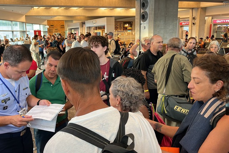 Oficial da Força Aérea Brasileira (FAB) confere lista de 207 brasileiros para embarque em Tel Aviv, Israel, rumo ao Rio de Janeiro