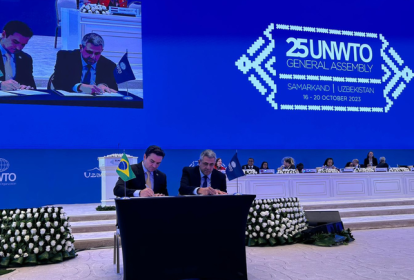 O ministro do Turismo, Celso Sabino, e o secretário-geral da Organização Mundial do Turismo, Zurab Pololikashvili, assinam acordo durante a 25ª Assembleia Geral da entidade da ONU, no Uzbequistão