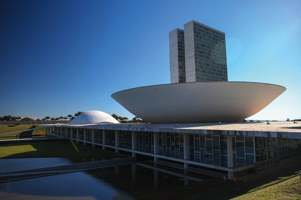 Governo corre contra o tempo com MP alternativa ao IOF após adiamento em comissão