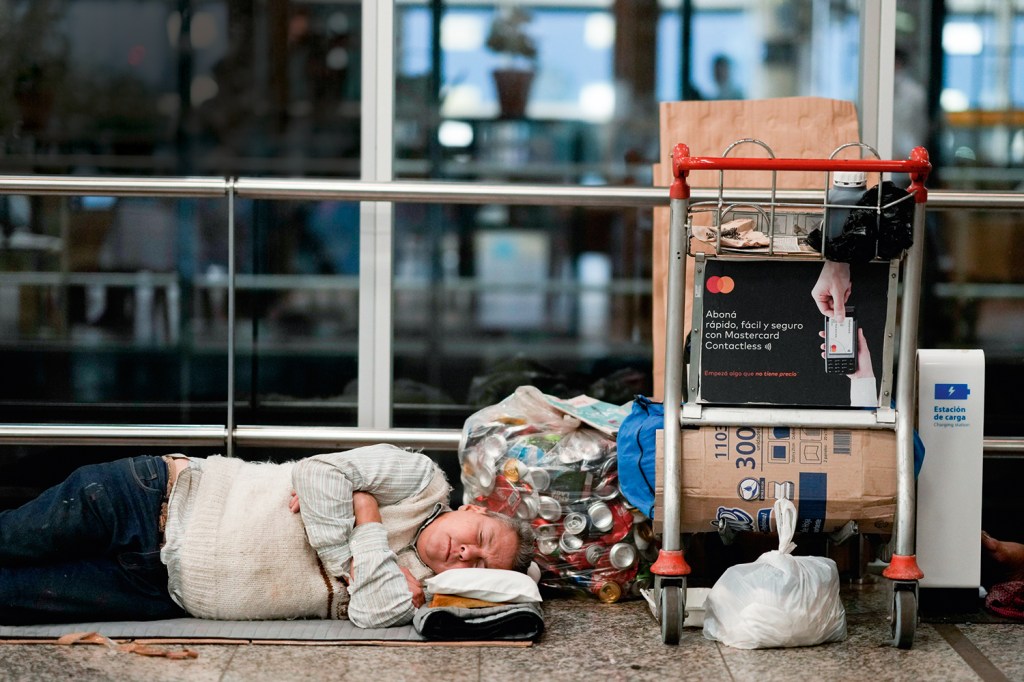 MISÉRIA EXPOSTA - Sem-teto dorme no chão de aeroporto: 40% da população na pobreza