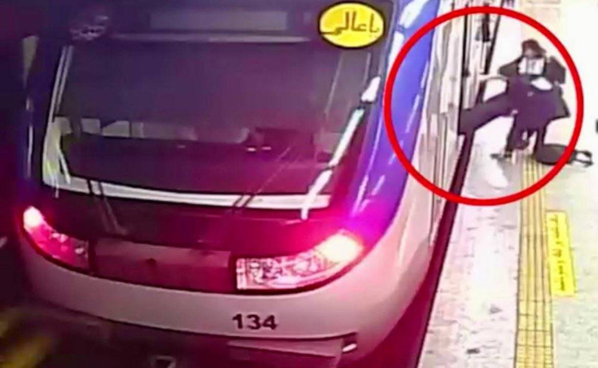 Em imagens de câmeras do metrô de Teerã, a jovem de 16 anos Armita Geravand sai de vagão desacordada, carregada por passageiros. 04/10/2023 -