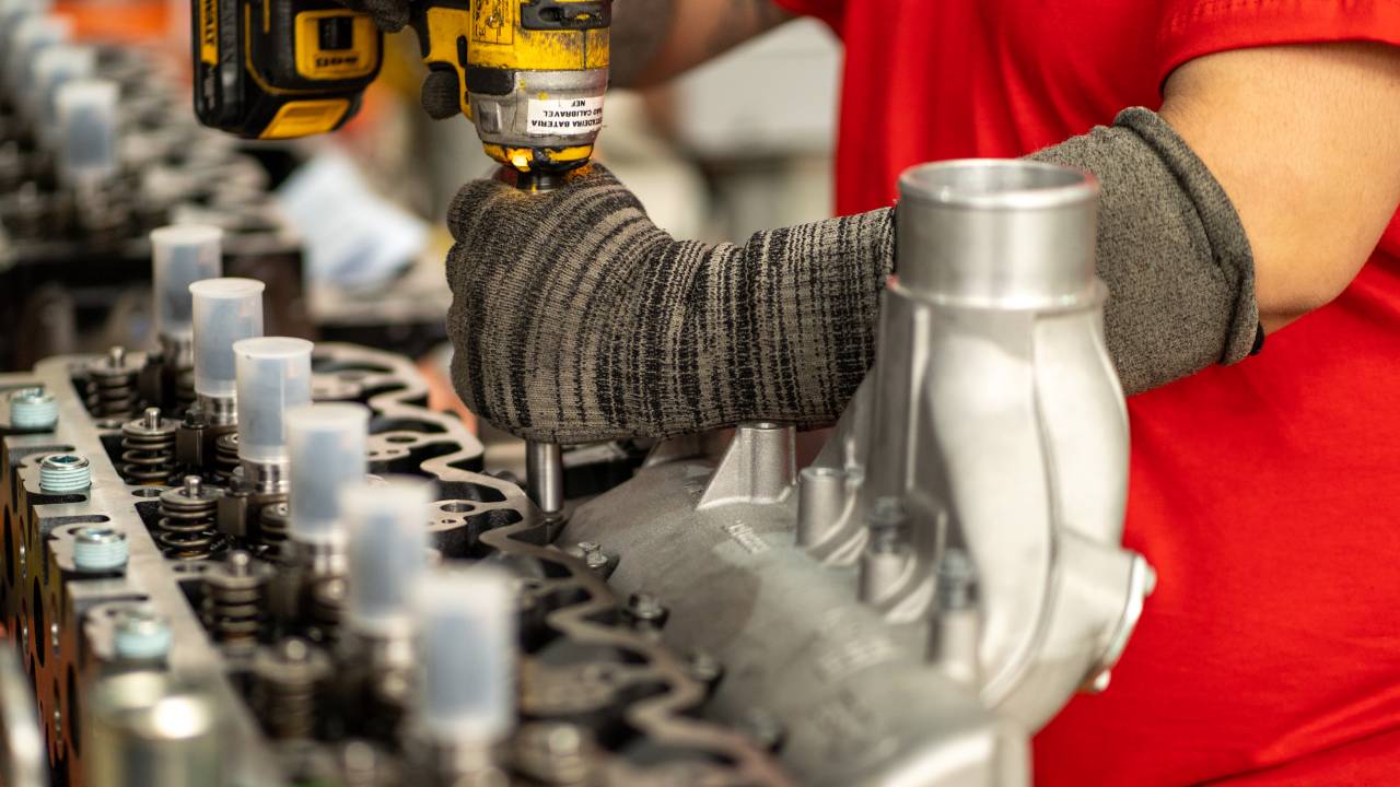 Operário parafusando motor da FPT Industrial - Fábrica de Motores - Sete Lagoas/MG