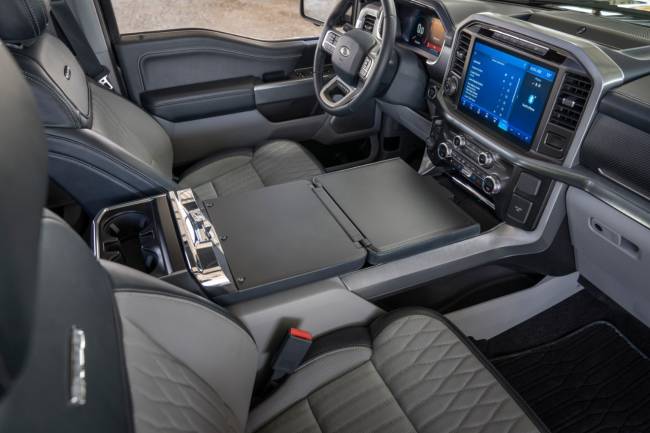 FordF-150-2021-3 Espaço interno da cabine é tão generoso que o câmbio pode ser recolhido e o apoio de braço se transforma em mesa de trabalho -