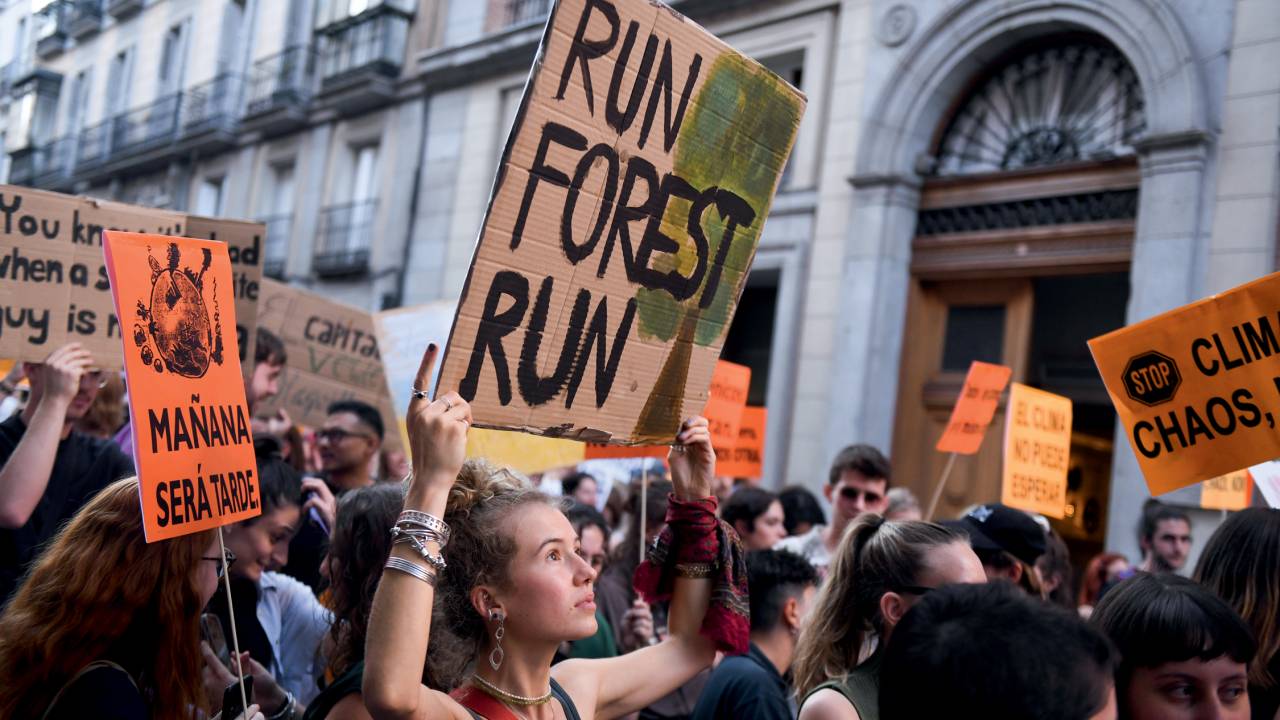 VOZ POTENTE - Protesto em Madri: turma movida pela ideia de que o tempo é curto e a causa, urgente
