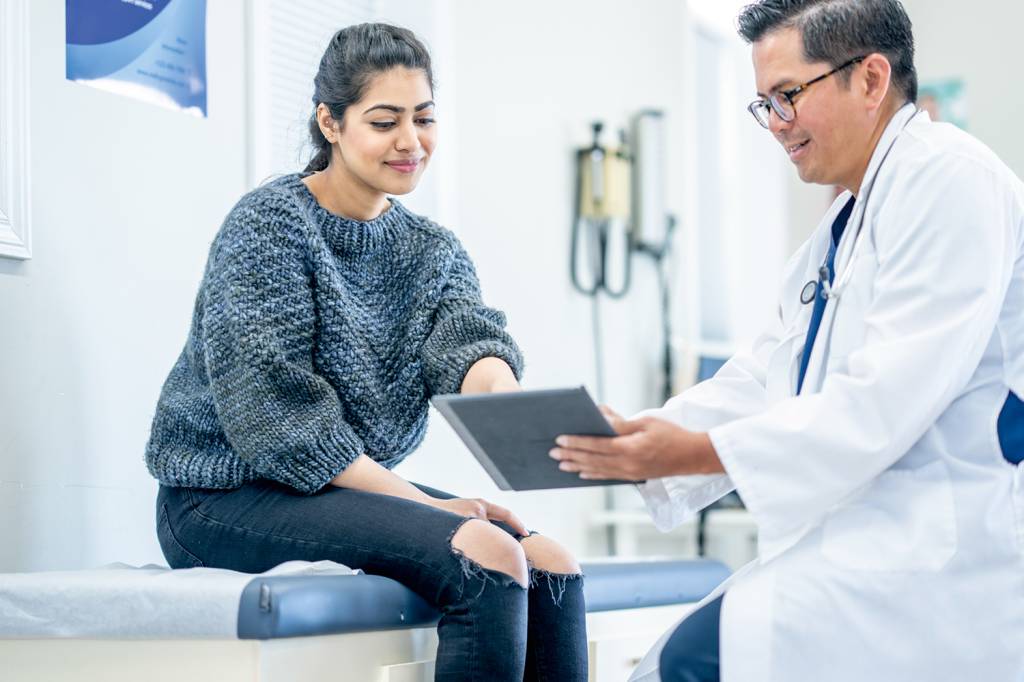 GettyImages-1488990440.jpg CONFIANÇA - Relação médico-paciente: sistemas de IA podem ajudar profissionais a fazer consultas mais empáticas e efetivas