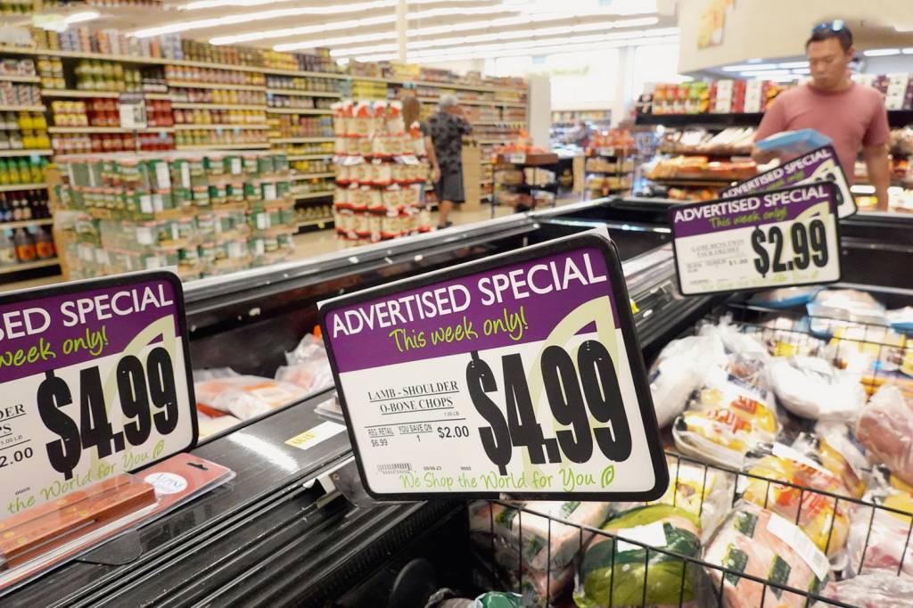 GettyImages-1677442136.jpg NAS GÔNDOLAS - Promoção em mercado americano: inflação fora da meta