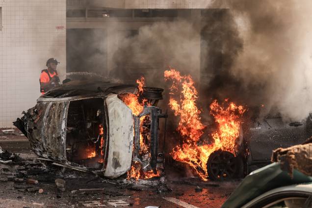 Carro em chamas após ataque com foguetes disparados pelo Hamas em direção a Israel (07/10/2023) Carro em chamas após ataque com foguetes disparados pelo Hamas em direção a Israel (07/10/2023)