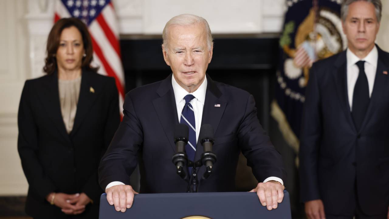 O presidente dos EUA, Joe Biden, fala na Sala de Jantar de Estado da Casa Branca, com a vice-presidente, Kamala Harris, à esquerda, e Antony Blinken, secretário de Estado, à direita, em Washington. 10/10/2023