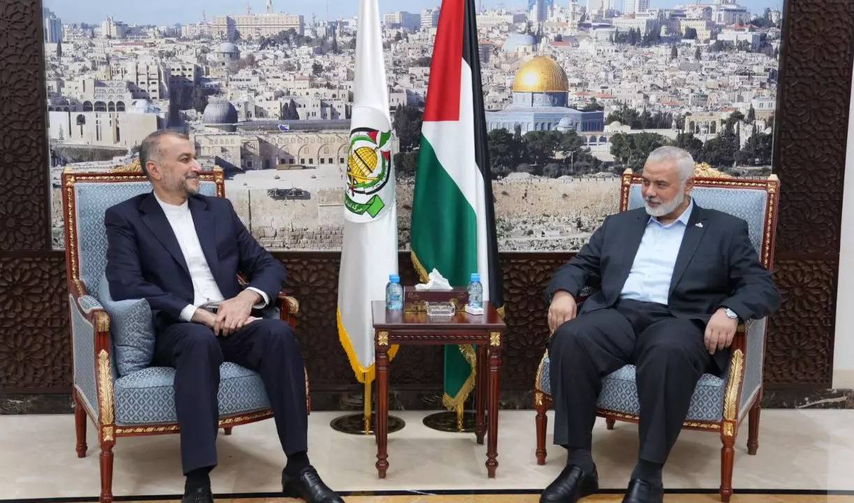 O ministro das Relações Exteriores do Irã, Hossein Amirabdollahian, em encontro com o líder do Hamas, Ismail Haniyeh