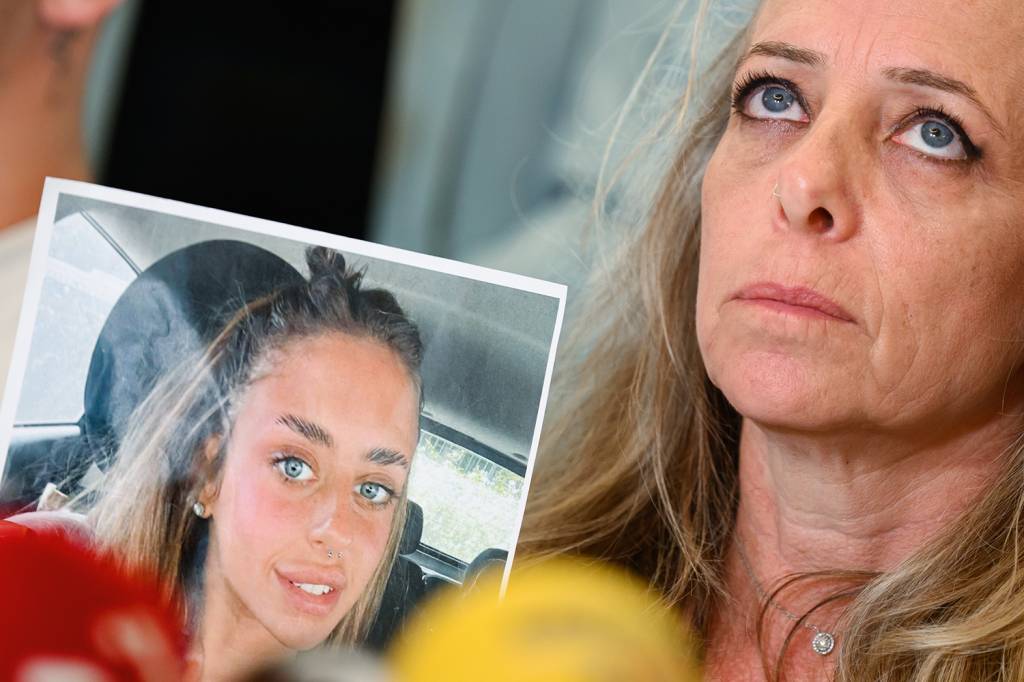 GettyImages-1740576094.jpg DRAMA - Karen Shem com a foto da filha sequestrada Mia: vídeo com alguns dos mais de 200 reféns foi divulgado