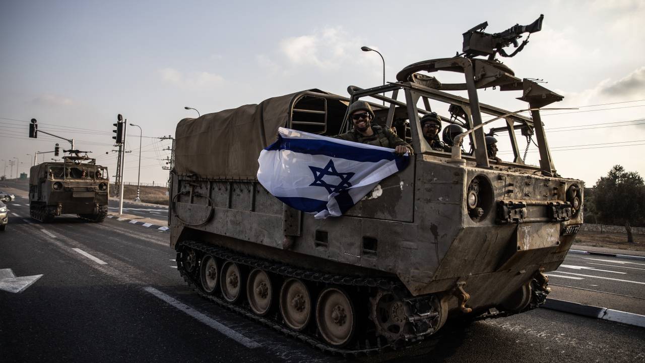 Israel continua a enviar soldados, tanques e veículos blindados perto da fronteira de Gaza em Sderot, Israel. (24/07/2023)