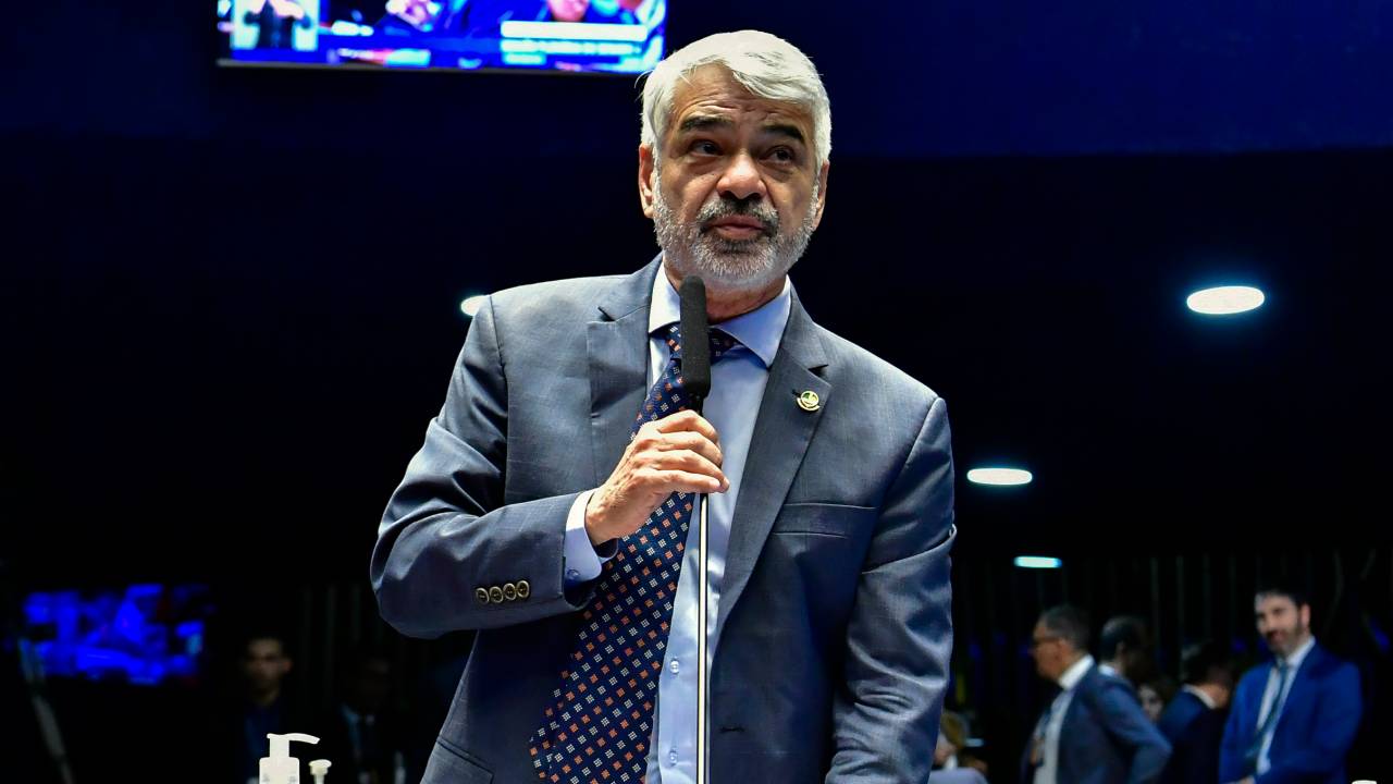 Plenário do Senado Federal durante sessão deliberativa ordinária. Na ordem do dia, a PEC 38/2022, que garante transporte público gratuito em dias de eleições. Também deve ser votado o projeto que garante reserva de recursos no Orçamento da União para atender calamidades públicas (PLP 257/2019). Ainda na pauta, o PL 4.875/2020, que prevê o pagamento de auxílio aluguel à mulher vítima de violência doméstica. Em pronunciamento, à bancada, senador Humberto Costa (PT-PE). Foto: Waldemir Barreto/Agência Senado