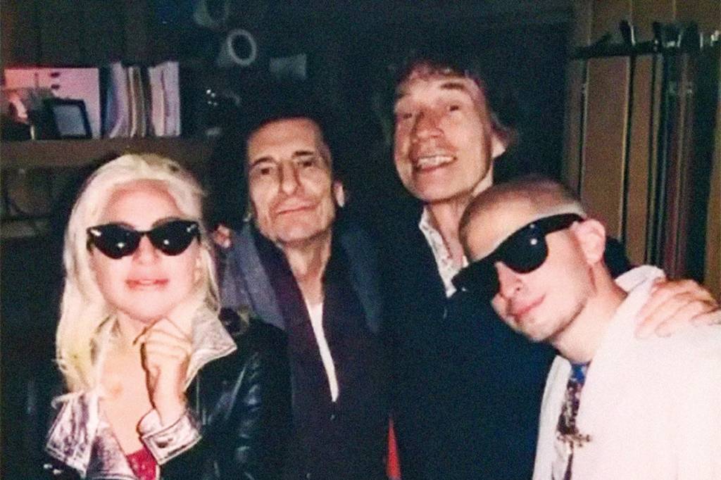 LADY-GAGA-STONES-ANDREW-WATT—INSTAGRAM-@THEROLLINGSTONES.ZONEE-0923-147.jpg PARCERIAS - Wood e Jagger com Lady Gaga e o produtor Watt: frescor musical