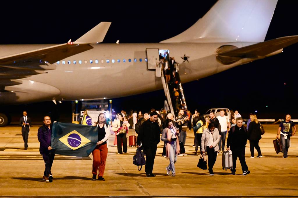 NOVA-3A-DP—AVIAO-000_33XZ7GQ-(1).jpg ALÍVIO - Brasileiros desembarcam em Brasília na quarta-feira 11: a maior operação de resgate da história do Itamaraty