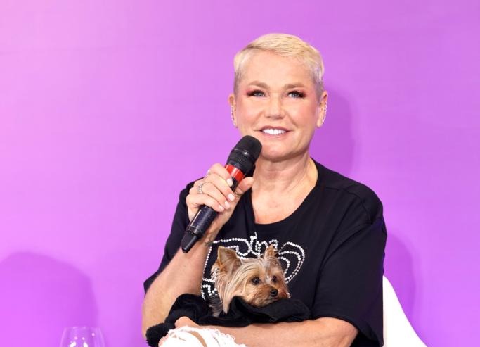 Xuxa joga indireta para atriz que esnobou presente seu