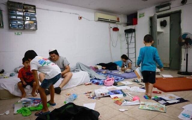 Pessoas se escondendo em um bunker em Israel.