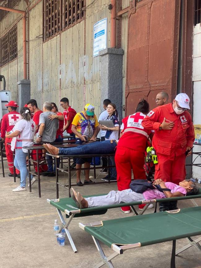 Voluntários da Cruz Vermelha Brasileira atendem fieis durante a procissão do Círio de Nazaré, em Belém, em 2022 Voluntários da Cruz Vermelha Brasileira atendem fieis durante a procissão do Círio de Nazaré, em Belém, em 2022