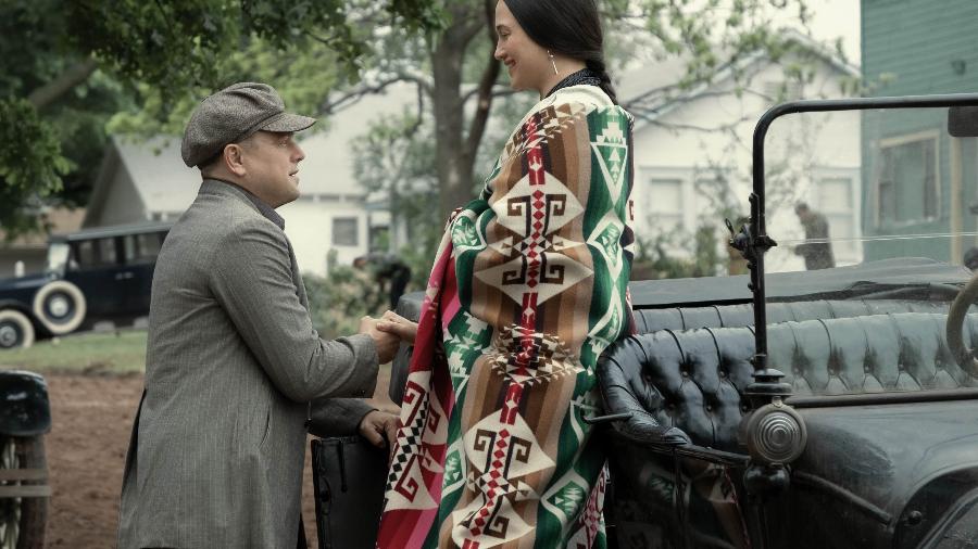 IMPECÁVEL: Figurino de Lily Gladstone (na foto com Leonardo di Caprio) e comunidade Osage de filme impressiona pela precisão