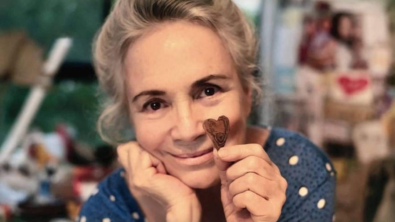 Regina Duarte segura folha em foto publicada no Instagram