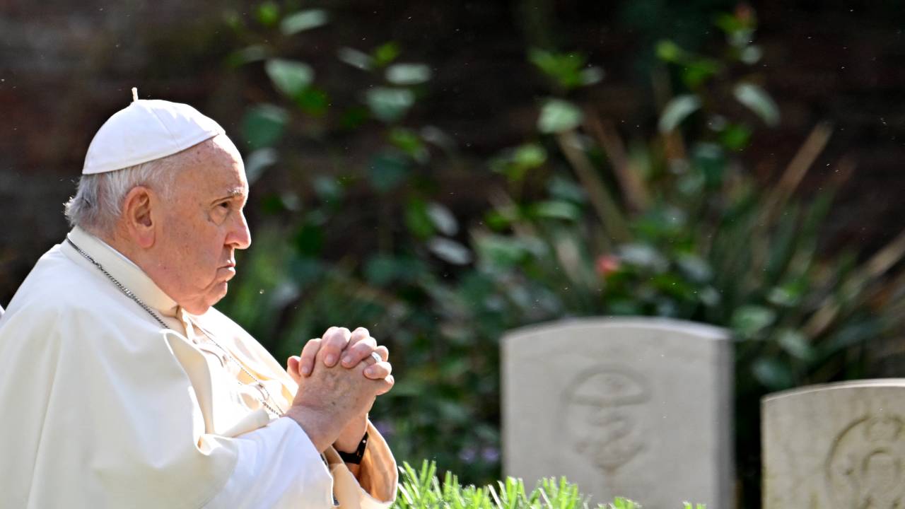 O papa Francisco chega ao cemitério de guerra da Commonwealth em Roma. 02/11/2023