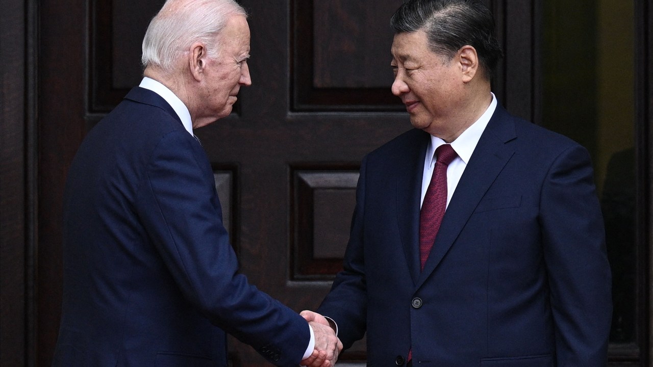 O presidente dos EUA, Joe Biden, cumprimenta o presidente chinês, Xi Jinping, antes de uma reunião durante a semana dos líderes da Cooperação Econômica Ásia-Pacífico (APEC), na Califórnia. 15/11/2023 -