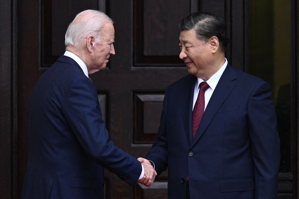 O presidente dos EUA, Joe Biden, cumprimenta o presidente chinês, Xi Jinping, antes de uma reunião durante a semana dos líderes da Cooperação Econômica Ásia-Pacífico (APEC), na Califórnia. 15/11/2023 -