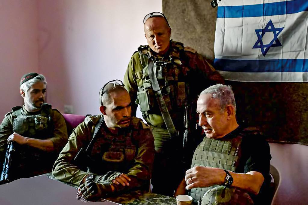 3a-D-2—BENJAMIN-NETANYAHU-2023-11-a-AFP.jpg JOGO DE CENA - Netanyahu (à dir.) visita Gaza: interesse em prolongar o confronto para garantir permanência no poder