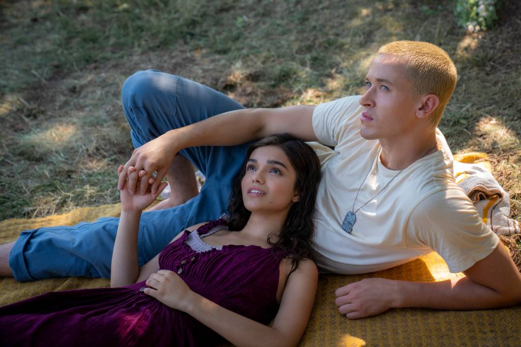 The Hunger Games: The Ballad of Songbirds and Snakes Lucy Gray Baird (Rachel Zegler) e Coriolanus Snow (Tom Blyth) em 'Jogos Vorazes: A Cantiga dos Pássaros e das Serpentes': casal fadado