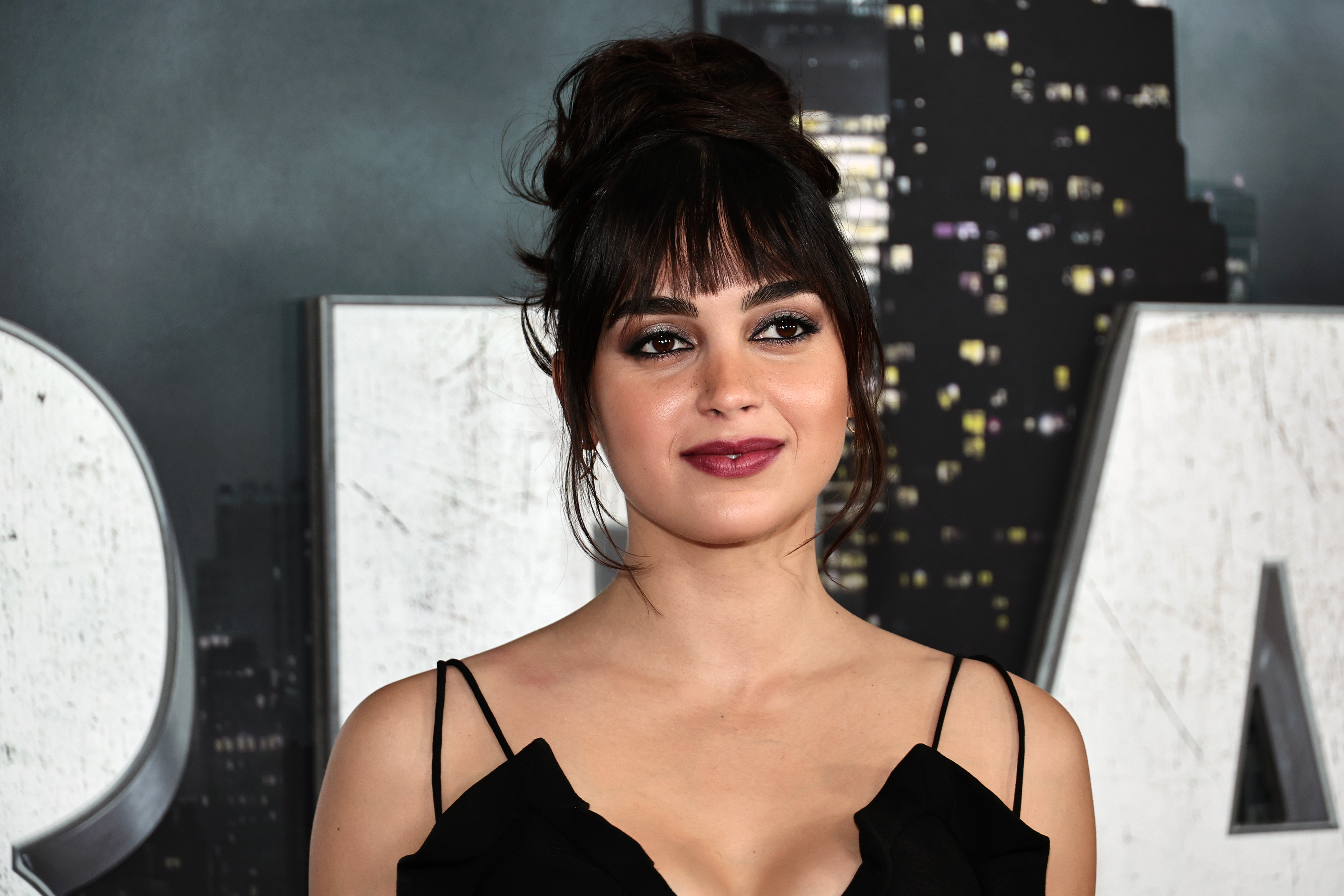 Melissa Barrera na premiere de P&acirc;nico VI