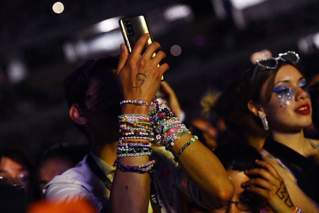 Entenda o fenômeno por trás das ‘pulseiras da amizade’ de Taylor Swift