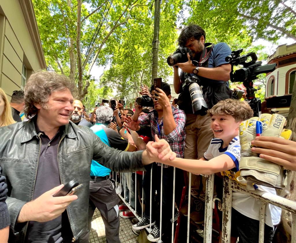 Candidato Javier Milei vota e diz esperar fim da ‘decadência’ na Argentina