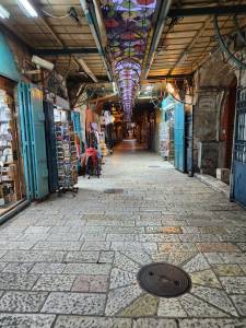 Uma vista de uma rua vazia após as restrições da polícia israelense na Cidade Velha de Jerusalém, em 17 de novembro de 2023. Israel mais uma vez implementou extensas restrições aos palestinos que buscam participar das orações de sexta-feira na Mesquita de Al-Aqsa. Como resultado estas restrições, as ruas de Jerusalém ficaram desprovidas de pessoas Uma vista de uma rua vazia após as restrições da polícia israelense na Cidade Velha de Jerusalém, em 17 de novembro de 2023. Israel mais uma vez implementou extensas restrições aos palestinos que buscam participar das orações de sexta-feira na Mesquita de Al-Aqsa. Como resultado estas restrições, as ruas de Jerusalém ficaram desprovidas de pessoas